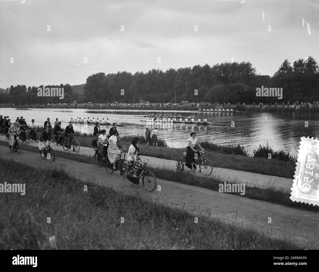 Gare internazionali di canottaggio Bosbaan. Fine Young 8b Data: 10 Giugno 1956 Località: Amsterdam, Amsterdam Bos, Bosbaan, Noord-Holland Parole Chiave: Canottaggio Concorsi, Finishen Foto Stock