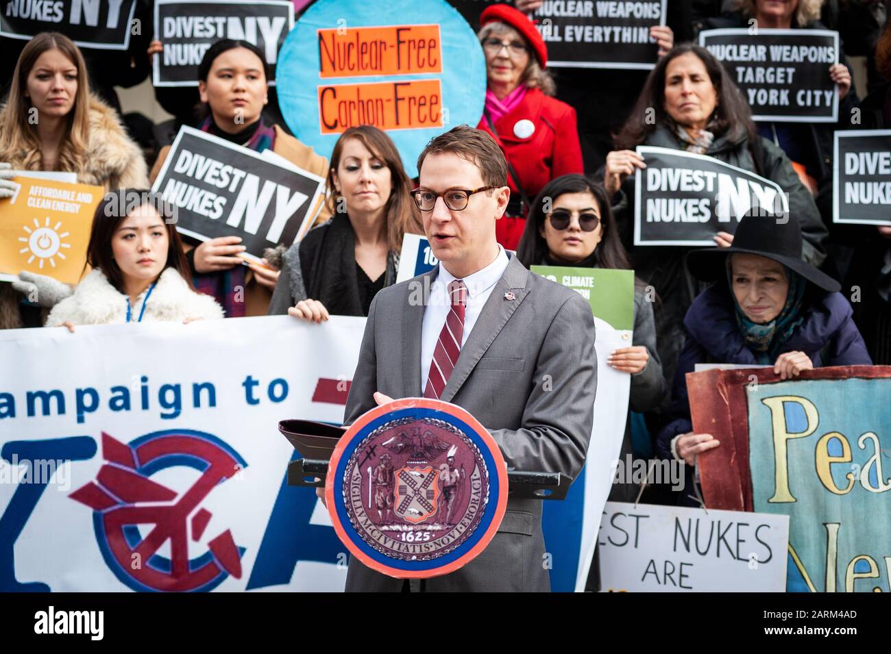 New York, Stati Uniti. 28th Gen 2020. Seth Shelden, il collegamento delle Nazioni Unite per la Campagna Internazionale Per L'Abolizione Delle Armi nucleari (ICAN), parla in una conferenza stampa che chiede la dismissione delle armi nucleari presso il municipio di New York il 28 gennaio 2020. (Foto Di Gabriele Holtermann-Gorden/Pacific Press) Credit: Pacific Press Agency/Alamy Live News Foto Stock