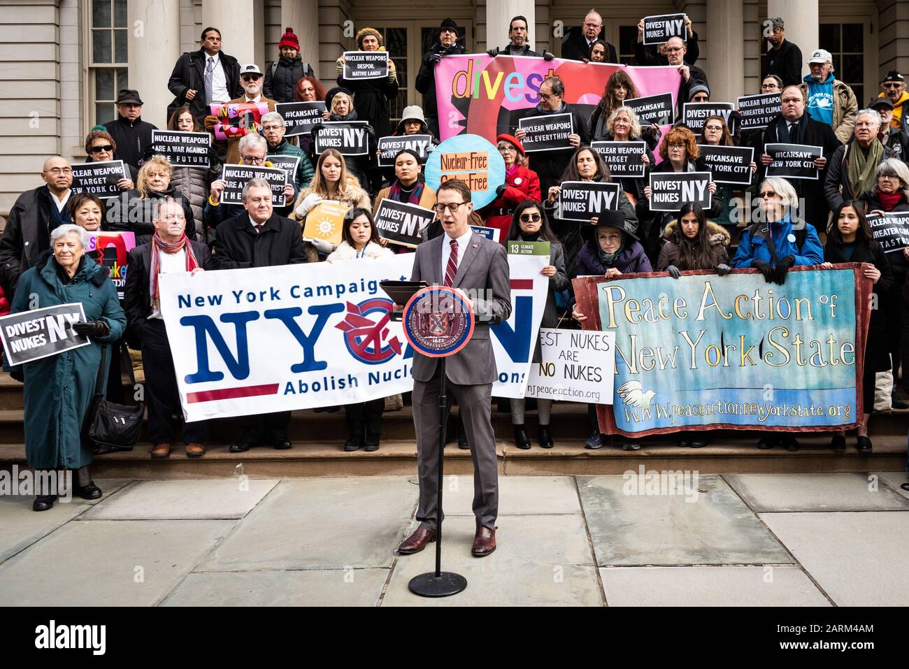 New York, Stati Uniti. 28th Gen 2020. Seth Shelden, il collegamento delle Nazioni Unite per la Campagna Internazionale Per L'Abolizione Delle Armi nucleari (ICAN), parla in una conferenza stampa che chiede la dismissione dei produttori di armi nucleari presso il municipio di New York il 28 gennaio 2020. (Foto Di Gabriele Holtermann-Gorden/Pacific Press) Credit: Pacific Press Agency/Alamy Live News Foto Stock