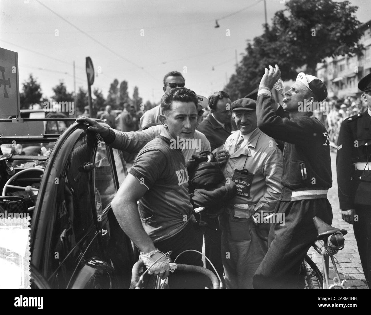 Tour dei Paesi Bassi. Termina la 4th fase Rotterdam. Data: 9 agosto 1956 Località: Rotterdam, Zuid-Holland Parole Chiave: Miss, round, sport, ciclismo Foto Stock