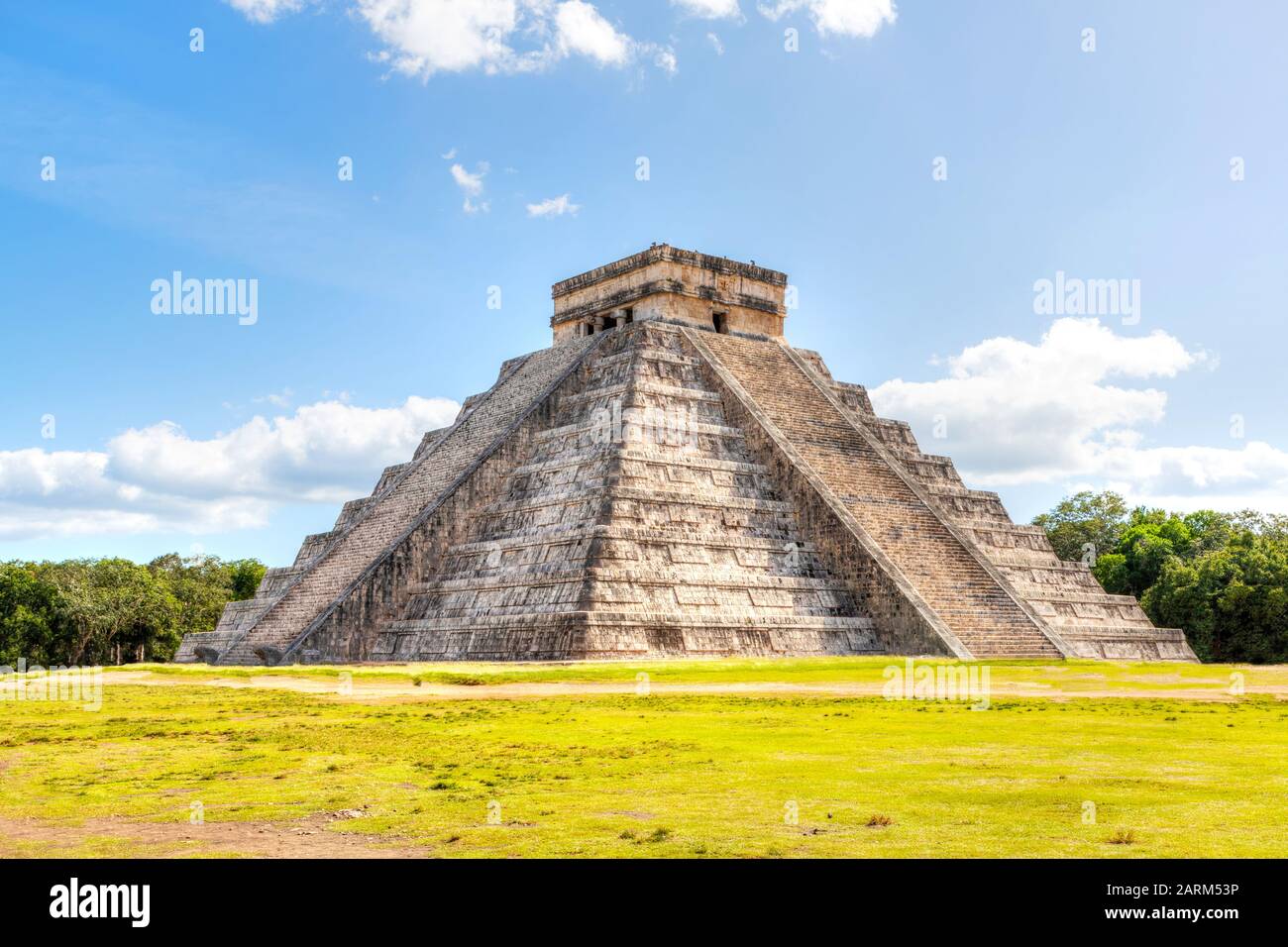 Famosa Piramide di Kukulcan a Chichen Itza, la più grande città archeologica del pre-colombiana civiltà Maya nella penisola dello Yucatan di Mexic Foto Stock