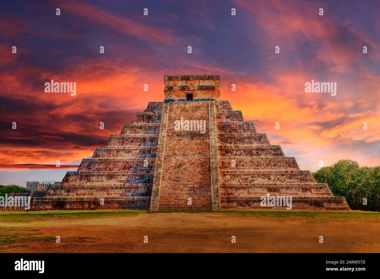Tramonto sulla Piramide Kukulcan a Chichen Itza, Messico, le più grandi città archeologiche della civiltà Maya precolombiana nello Yucatan Peninsul Foto Stock