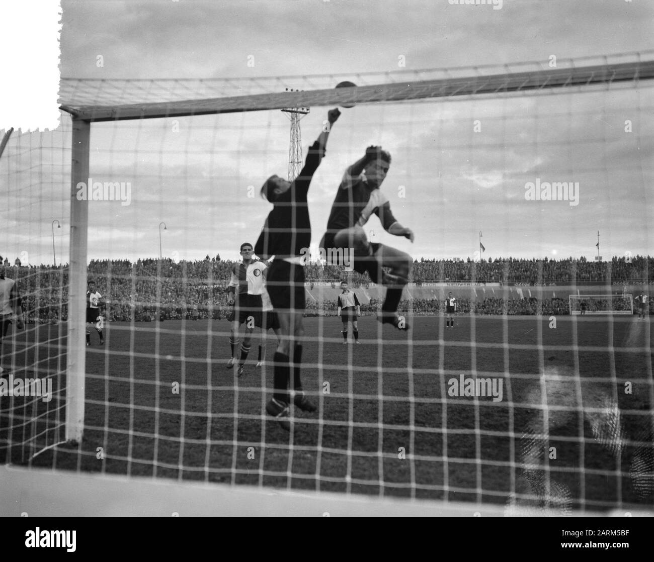 Calcio DOS contro Feijenoord 4-0. Momento del gioco Data: 28 ottobre 1956 Parole Chiave: Sport, calcio Nome dell'istituzione: Feyenoord Foto Stock
