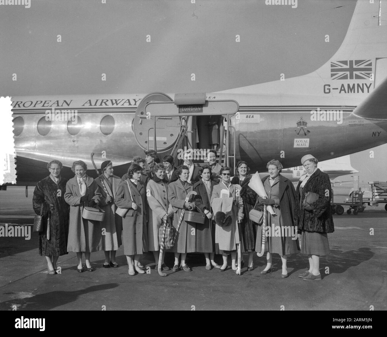 Partenza squadra di hockey femminile a Edimburgo Data: 1 marzo 1957 Parole Chiave: Partenza, squadre di hockey Foto Stock