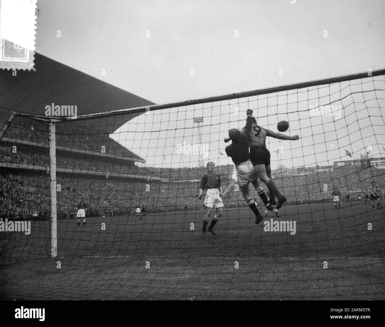 Calcio. Danimarca - Paesi Bassi (2-2) Momento Del Gioco. Bram Appel in un duello aereo con il portiere danese Data: 4 novembre 1956 posizione: Copenaghen Parole Chiave: Sport, calcio Foto Stock