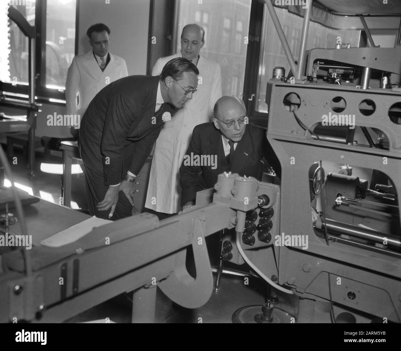 Sua altezza reale il principe Bernhard apre un centro di formazione per la mappatura aerea di Delft. Durante il tour del Prof. Schermerhorn Data: 8 Novembre 1956 Località: Delft, Zuid-Holland Parole Chiave: AIRKARTERING, aperture, centri di formazione Nome personale: Bernhard, Prince Foto Stock