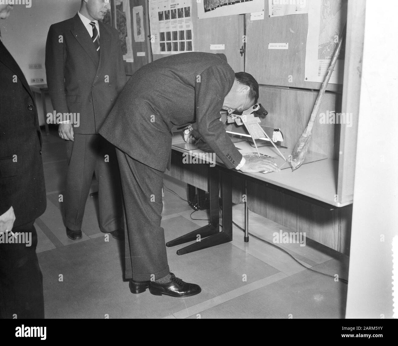 Sua altezza reale il principe Bernhard apre un centro di formazione per la mappatura aerea di Delft. Durante il tour del Prof. Schermerhorn Data: 8 Novembre 1956 Località: Delft, Zuid-Holland Parole Chiave: AIRKARTERING, aperture, centri di formazione Nome personale: Bernhard, Prince Foto Stock