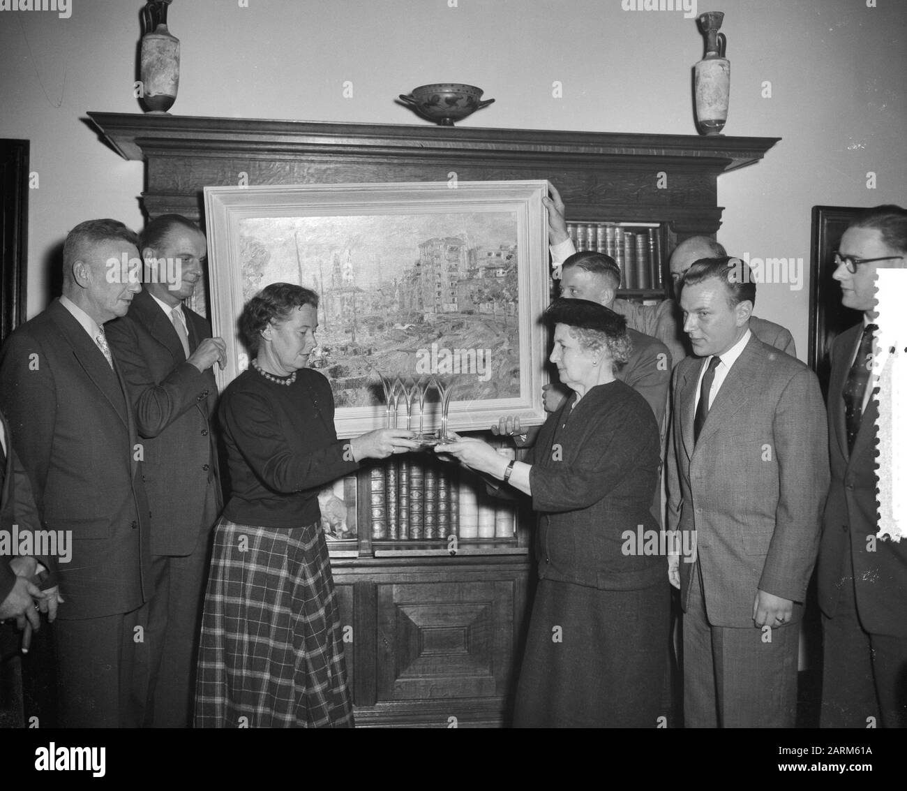 Huldiging van bouman di Groningers a l'Aia Data: 14 novembre 1956 Località: L'Aia, Groningen Parole Chiave: Tributi, donne Nome personale: Bouman Foto Stock