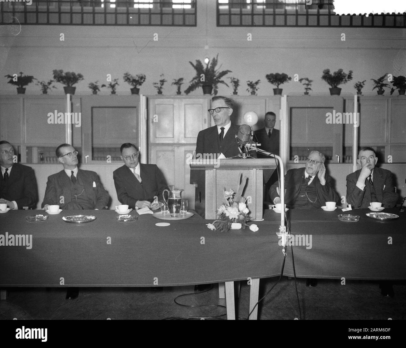 Ora W. van der Plassche van de Nederlandse Heide Maatschappij mette in uso la macchina per l'amministrazione elettronica ad Arnhem Data: 28 marzo 1957 Ubicazione: Arnhem Parole Chiave: Amministrazione, computer, macchine Nome personale: Plassche, A.W. van der Institutionname: Nederlandse Heidemaatschappij Foto Stock