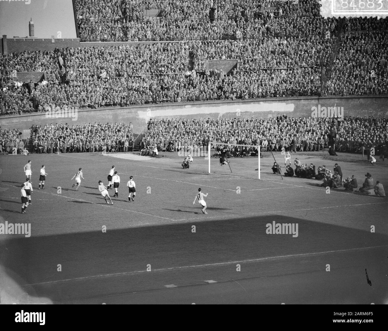 Calcio Olanda Contro Germania Nello Stadio Olimpico Amsterdam Data: 3 Aprile 1957 Località: Amsterdam, Noord-Holland Parole Chiave: Sport, Calcio Nome Dell'Istituzione: Olympic Stadium Foto Stock