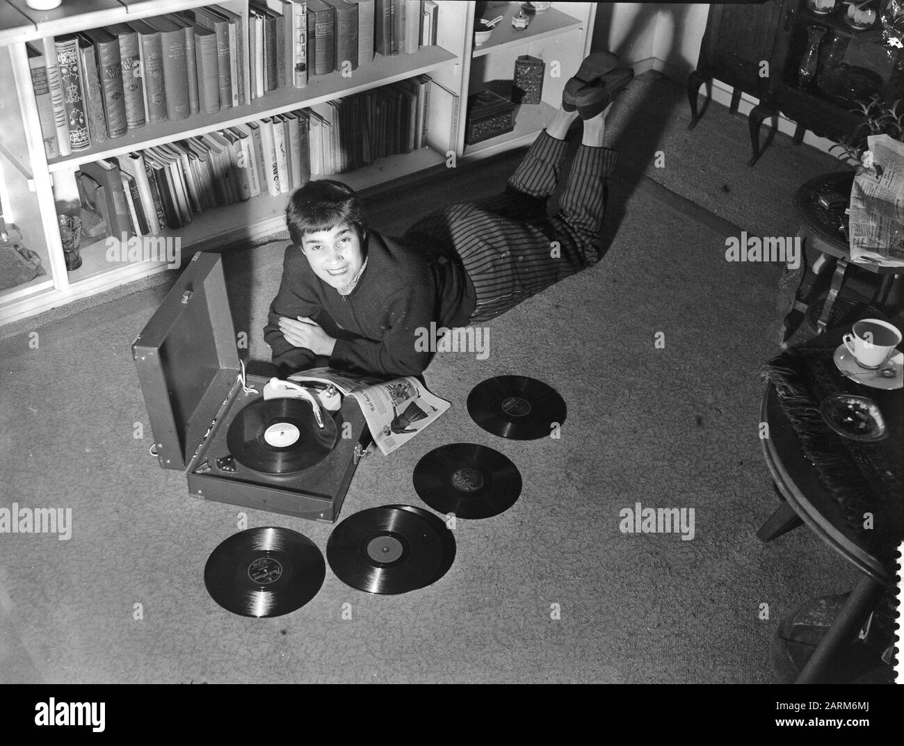 Donna sdraiata a terra con pick up Data: 19 Novembre 1957 Parole Chiave: Donna Foto Stock