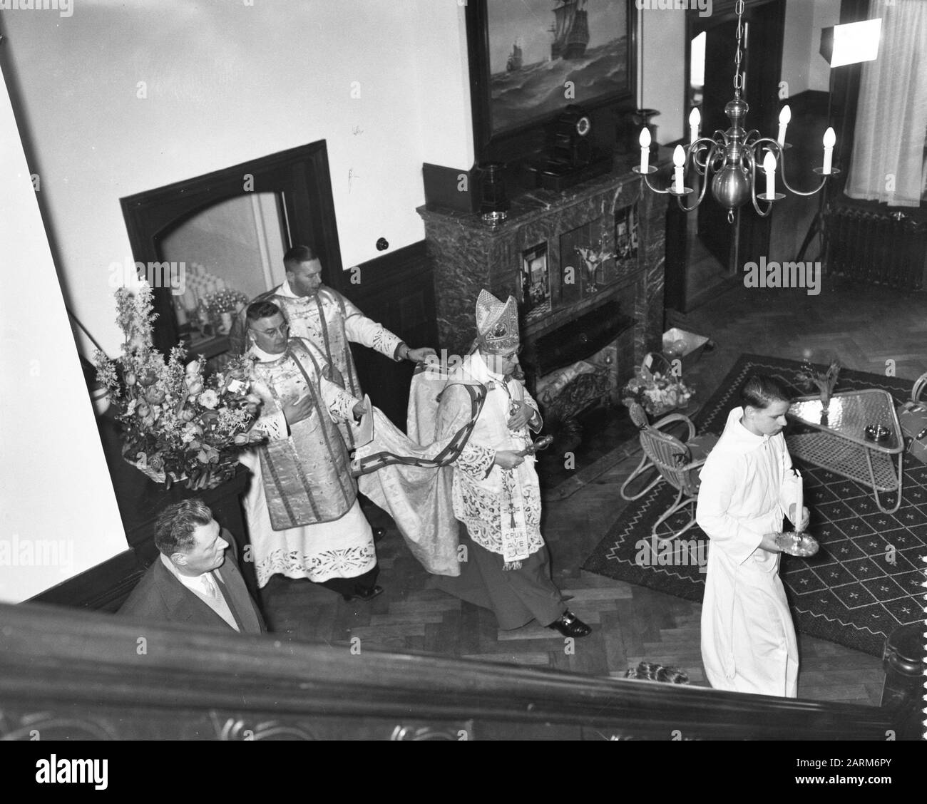 Apertura e consacrazione del secondo centro di educazione militare cattolica De Westerhelling nella Consacrazione di Nijmegen da parte di Mons. Alfrink Data: 21 Gennaio 1958 Luogo: Kwakkenberg, Nijmegen Parole Chiave: Insez, Cardinals, Centri Di Formazione Nome Personale: Alfrink, Bernardus Johannes Foto Stock