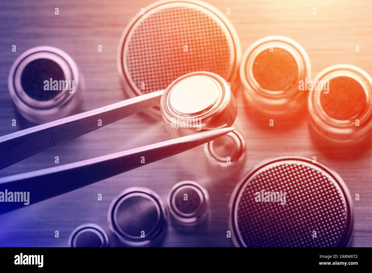 batteria pulsante di closeup o orologio batteria o moneta cella, utilizzato per alimentare piccoli dispositivi elettronici come orologi da polso o computer scheda madre. Foto Stock