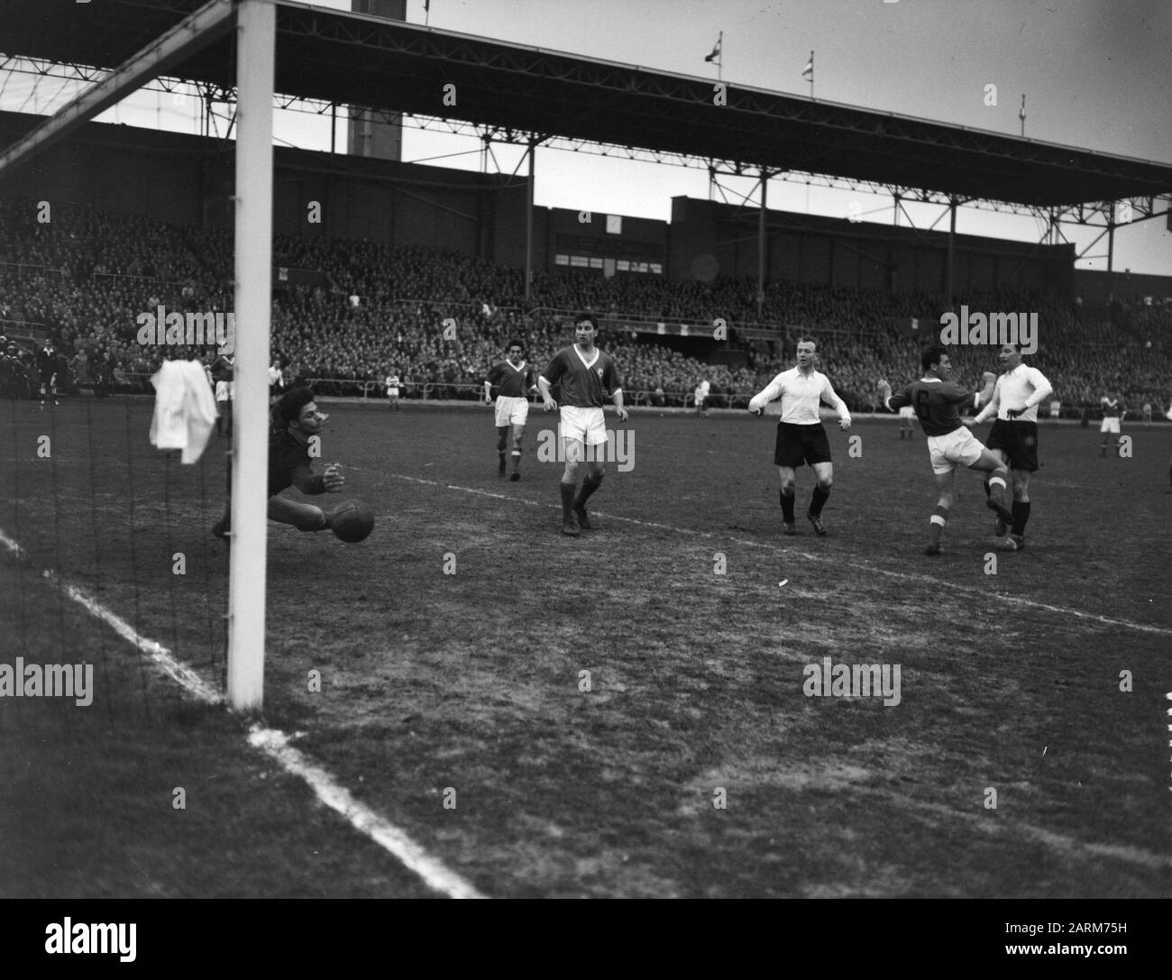 Squadra olandese provvisoria Sofia 1-2, allo stadio olimpico di Amsterdam Data: 2 aprile 1958 luogo: Amsterdam, Noord-Holland Parole Chiave: Sport, football Nome dell'istituzione: Olympic Stadium Foto Stock