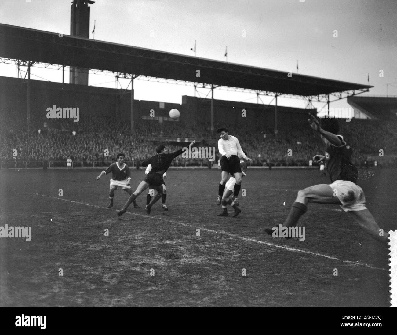 Squadra olandese provvisoria Sofia 1-2, allo stadio olimpico di Amsterdam Data: 2 aprile 1958 luogo: Amsterdam, Noord-Holland Parole Chiave: Sport, football Nome dell'istituzione: Olympic Stadium Foto Stock
