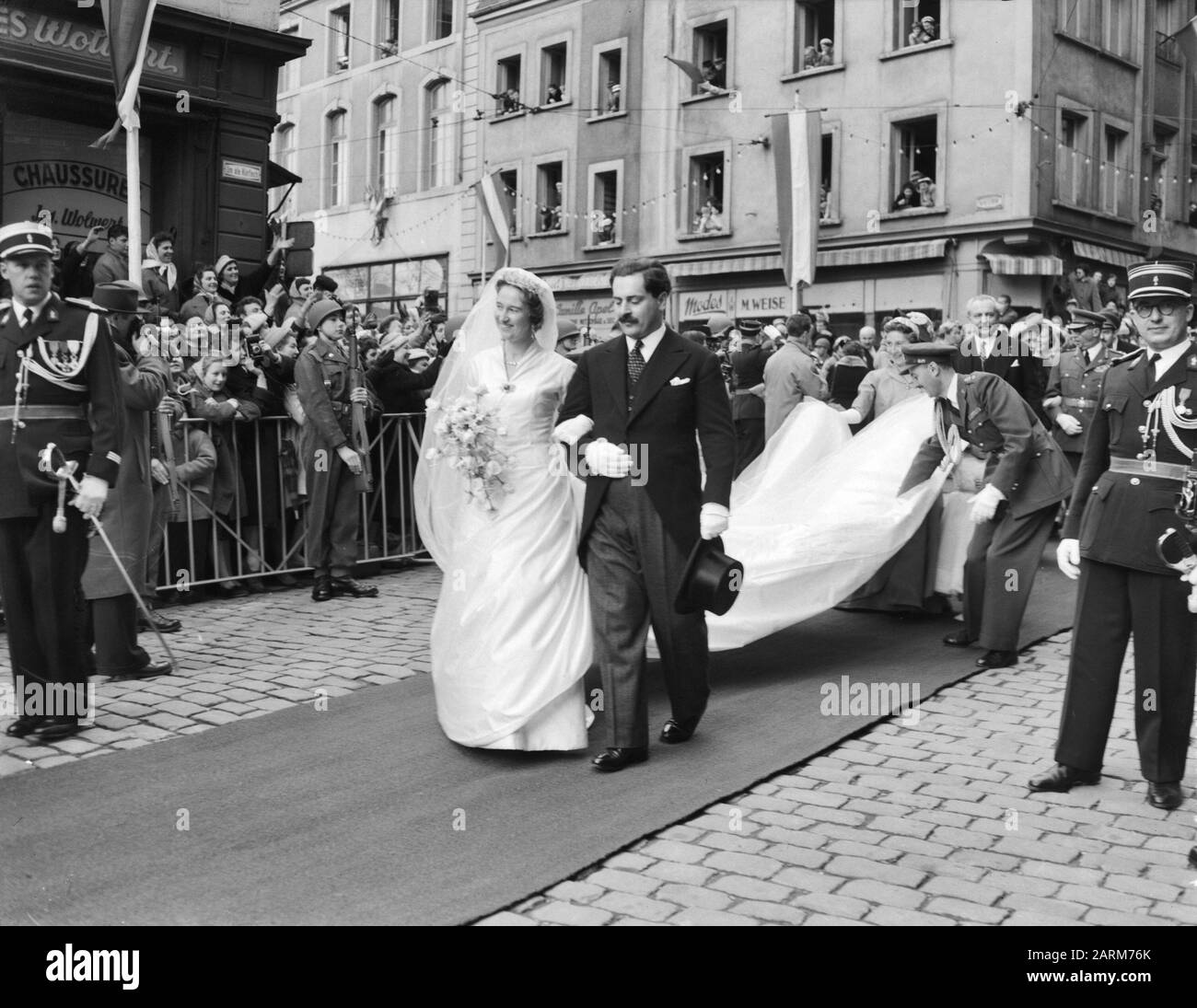 Matrimonio della Principessa Maria Adelaide di Lussemburgo con il conte Charles Joseph Conte Henckel von Donnersmartck a Lussemburgo. Principessa Maria e suo marito. Data: 10 Aprile 1958 Luogo: Lussemburgo Parole Chiave: Matrimoni Nome Personale: Conte Charles Joseph Henckel Von Donnersmartck, Maria Adelaide, Principessa Di Lussemburgo Foto Stock