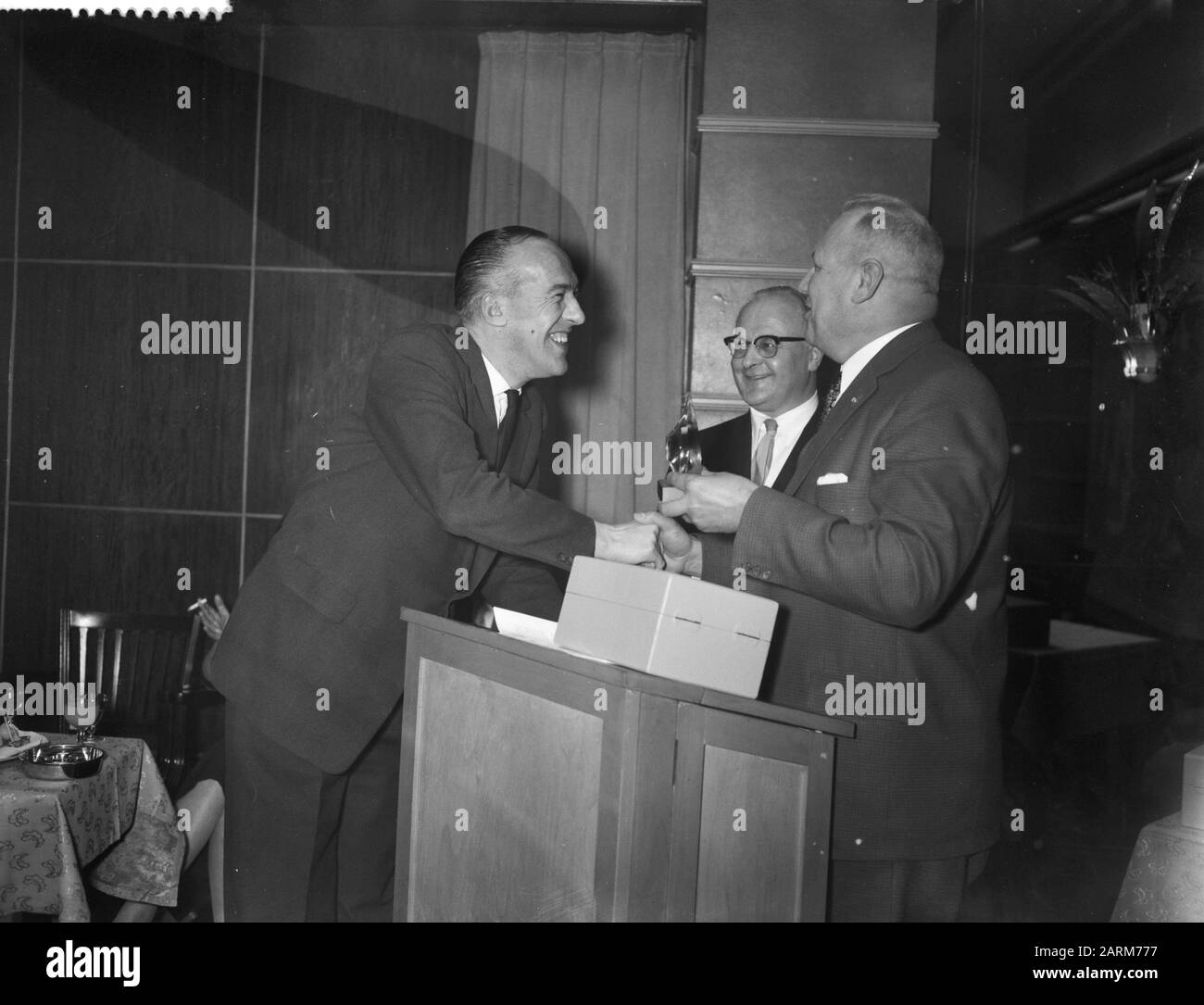 Premi TV Oscar del sindaco J. G. Boot van Hilversum a Hilversum, Gijs Slappershoek riceve il suo Oscar del sindaco Barca Data: 17 aprile 1958 luogo: Hilversum Parole Chiave: Premi, ricevute Nome personale: Sindaco J.G. Nome Dell'Istituto Della Barca: Oscar Foto Stock