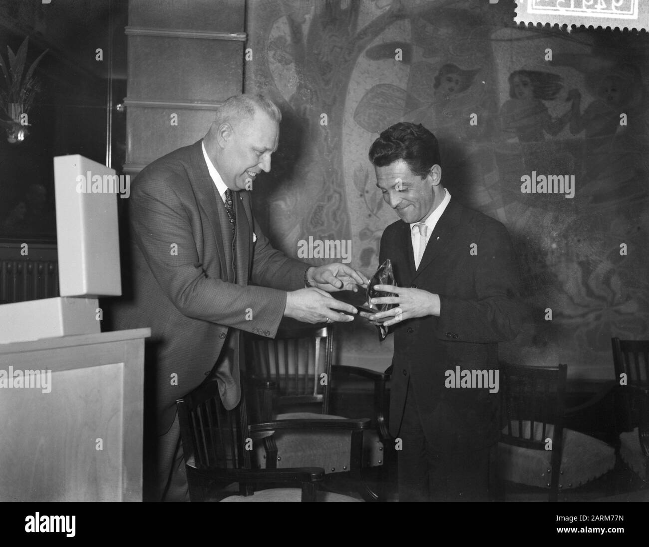 Premio degli oscar TV del sindaco J.J.G. Boot van Hilversum Wim Ibo riceve il suo Oscar di sindaco Boot Data: 17 aprile 1958 luogo: Hilversum, Noord-Holland Parole Chiave: Premi, premi Nome personale: Boat, J.G.G.G., Ibo, Wim Institution name: Oscar Foto Stock
