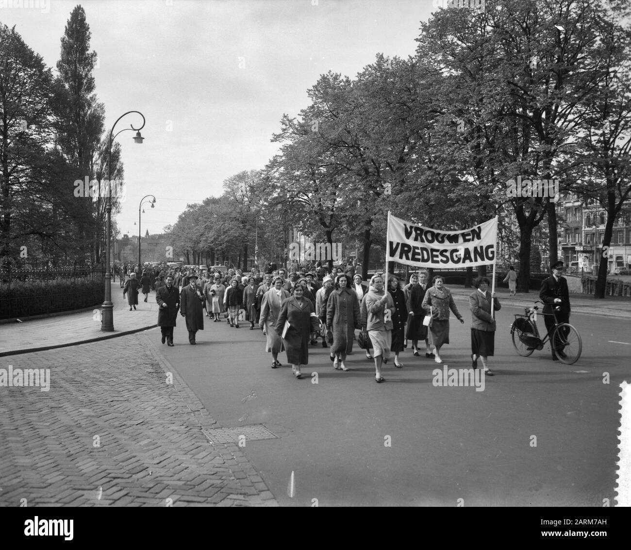 Gruppo per il mantenimento della pace delle donne ad Amsterdam Data: 17 maggio 1958 luogo: Amsterdam, Noord-Holland Parole Chiave: Donne, pace Foto Stock