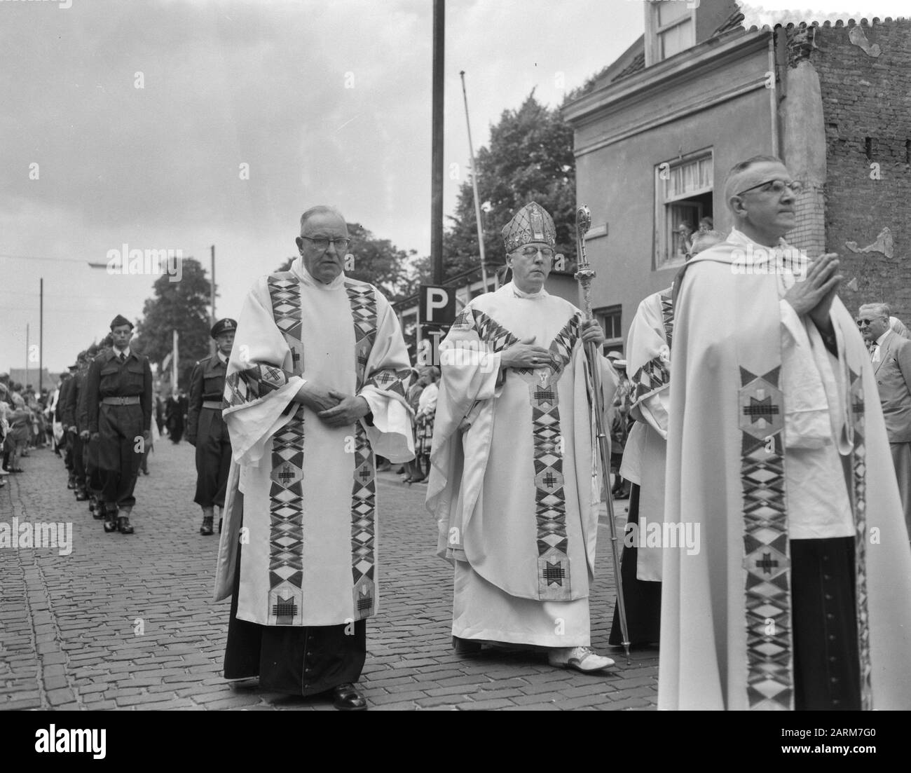 Mariacongressi internazionale a Nijmegen, vari vescovi dello stato Data: 13 luglio 1958 luogo: Nijmegen Parole Chiave: BISSCHOPPS, Congressi, STATO Foto Stock