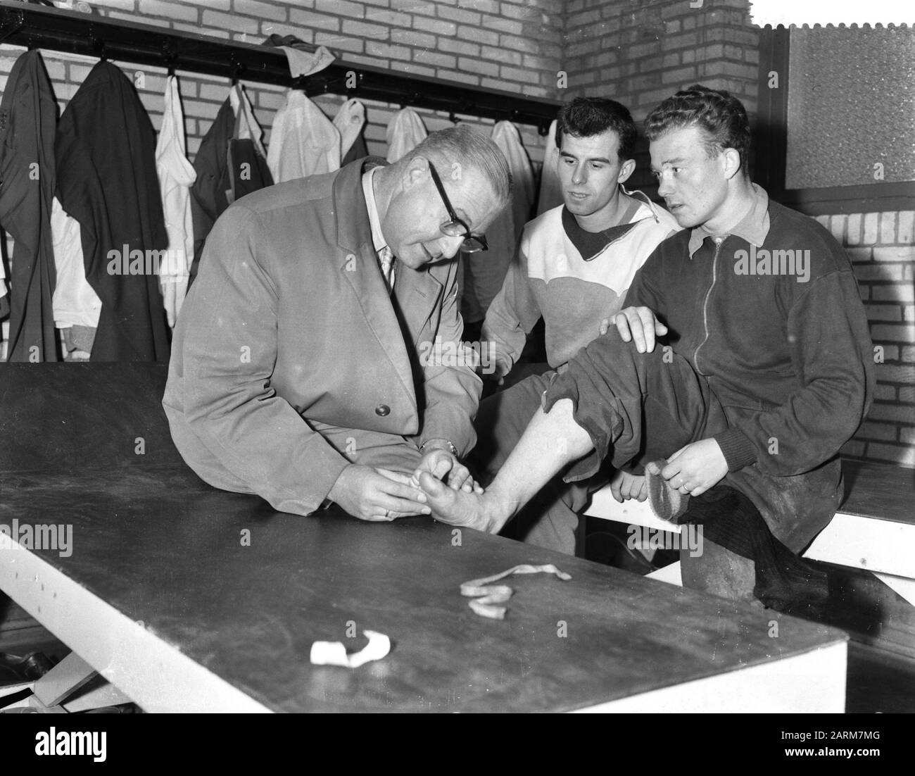 Formazione della squadra olandese a Den Bosch Dr. Pannekoek esamina i piedi di Van der Kuyl, nel mezzo Coen Moulijn Data: 28 ottobre 1958 Località: Den Bosch, Noord-Brabant Parole Chiave: Medici, sport, calcio Nome personale: Kuyl, Piet van der, Moulijn, Coen Foto Stock
