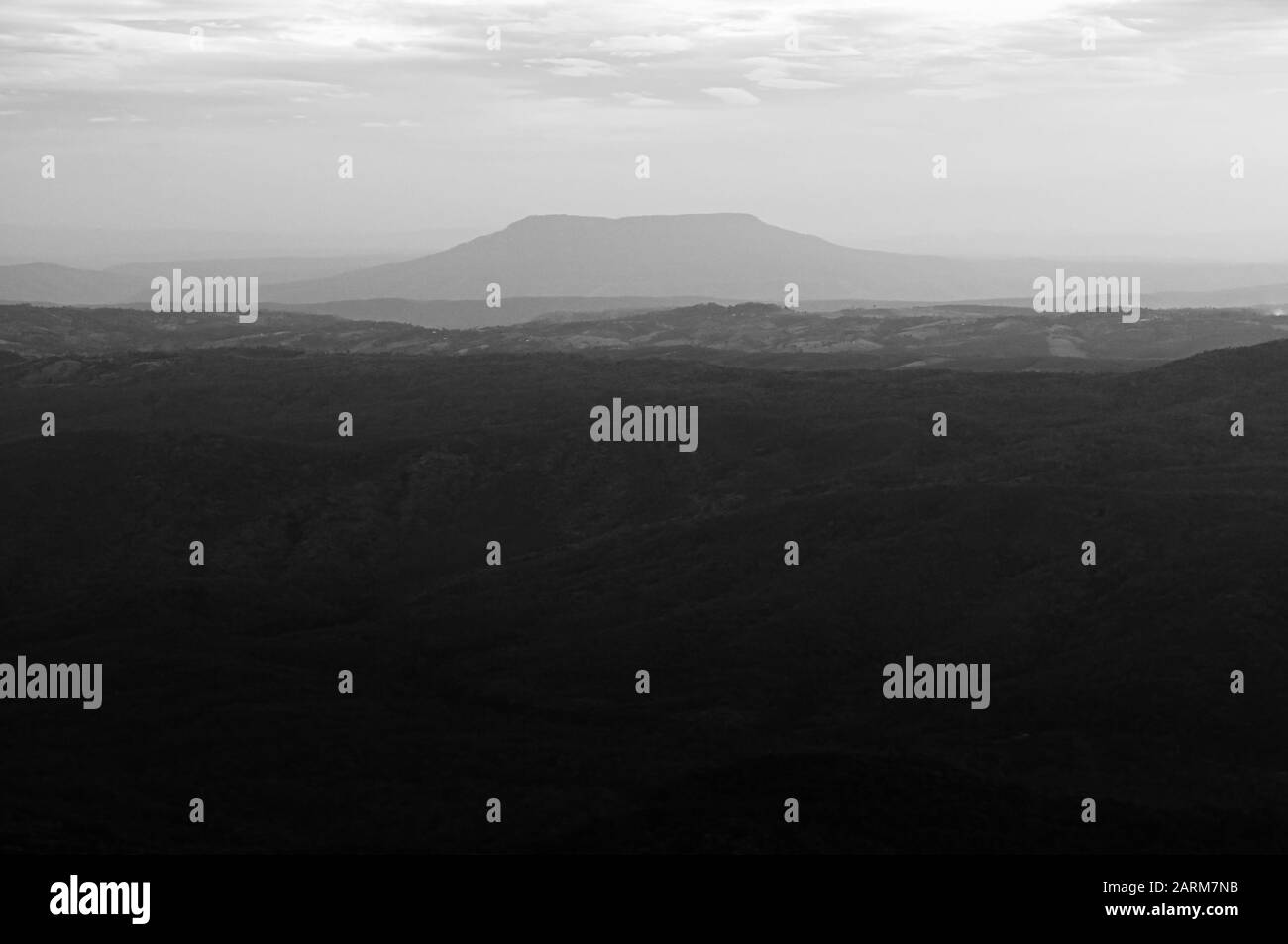 Splendido e lussureggiante paesaggio di foresta tropicale con montagna a forma di tavolo, Phu Pha Jit nel Parco Nazionale Nam Nao. Petchabun - Tailandia. Immagine in bianco e nero Foto Stock
