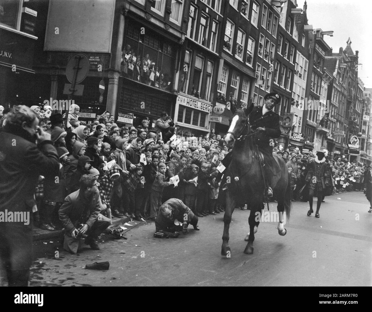 Entrata di Sint Nicholas ad Amsterdam, azione di polizia contro i giornalisti Data: 22 Novembre 1958 luogo: Amsterdam, Noord-Holland Parole Chiave: Entrata Nome personale: Sinterklaas Foto Stock
