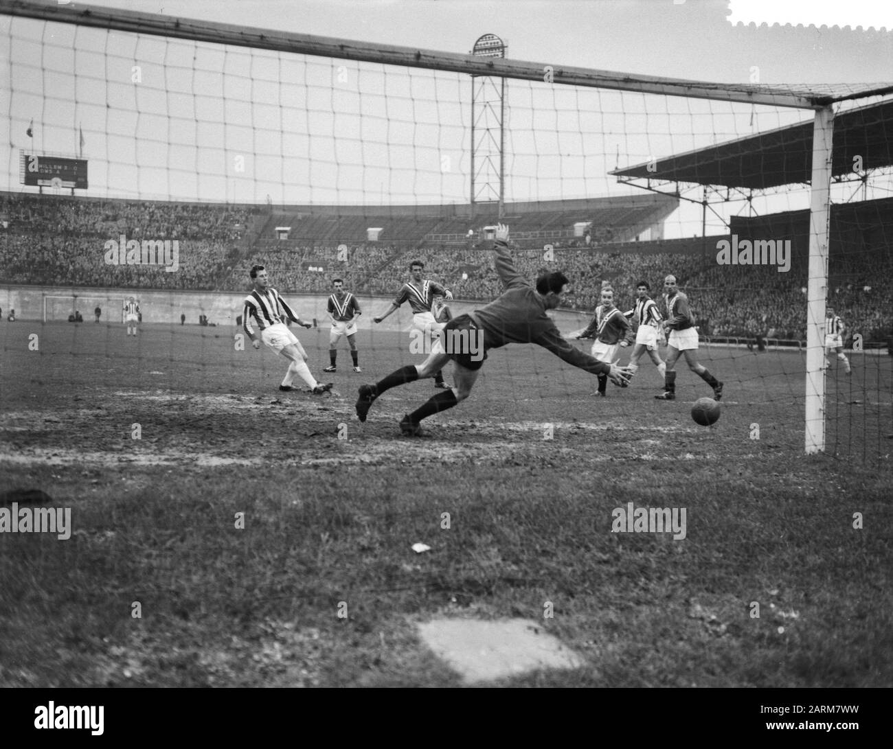 DWSA v WilleMii 4-1, v.l.n.r. Luytgaarden, Kick, Koot Feyt, Vonhoff, Swart en Klein Data: 26 dicembre 1958 luogo: Piccole Parole Chiave: Sport, football Nome Della Persona: Feyt, Koot Nome dell'istituzione: Willem II Foto Stock