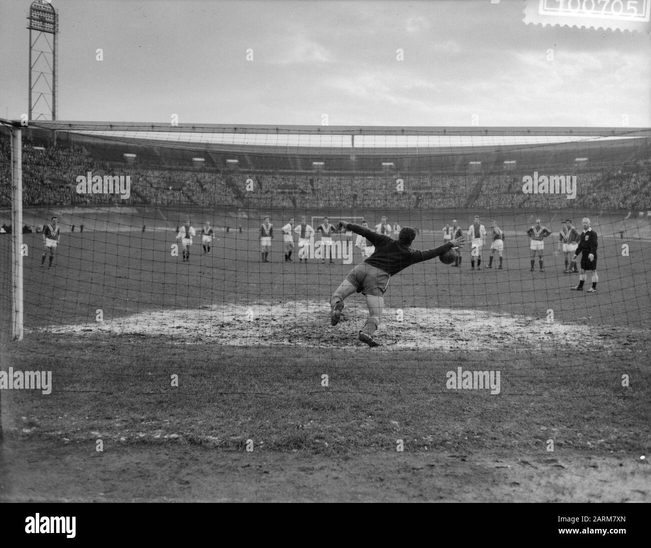 DWS contro Ajax 1-2, Goalkeeper Visser (DWS) ferma calcio di punizione Data: 4 gennaio 1959 Località: Amsterdam, Noord-Holland Parole Chiave: Sport, calcio Foto Stock