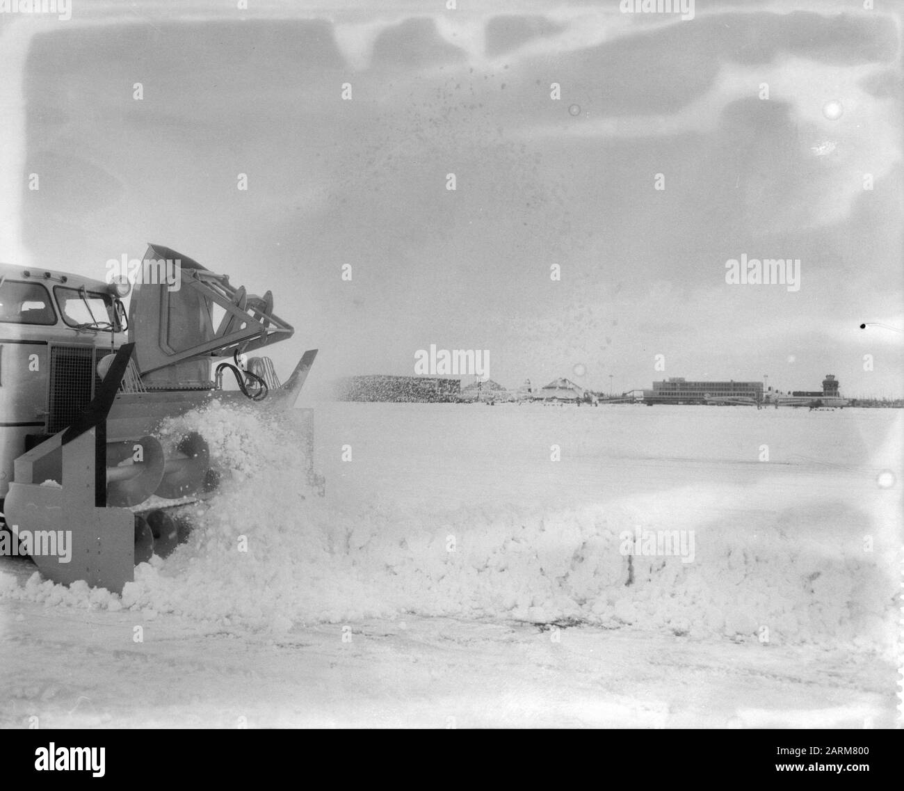 Snowblower a Schiphol in azione per mantenere le piste innevate Data: 11 gennaio 1959 Foto Stock
