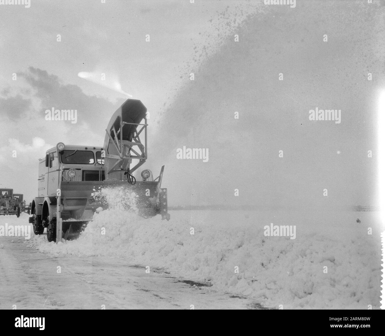 Snowblower a Schiphol in azione per mantenere le piste innevate Data: 11 gennaio 1959 Foto Stock