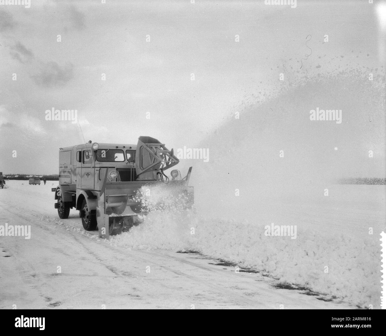 Snowblower a Schiphol in azione per mantenere le piste innevate Data: 11 gennaio 1959 Foto Stock