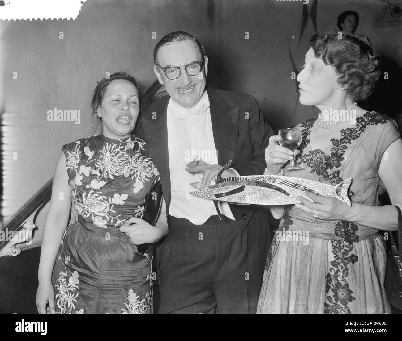 Il libro o la palla dello scrittore, Henriëtte van Eyck (a destra) Data: 27 Febbraio 1959 luogo: Amsterdam, Noord-Holland Parole Chiave: Scrittori Nome personale: Eyck, Henriëtte van Foto Stock