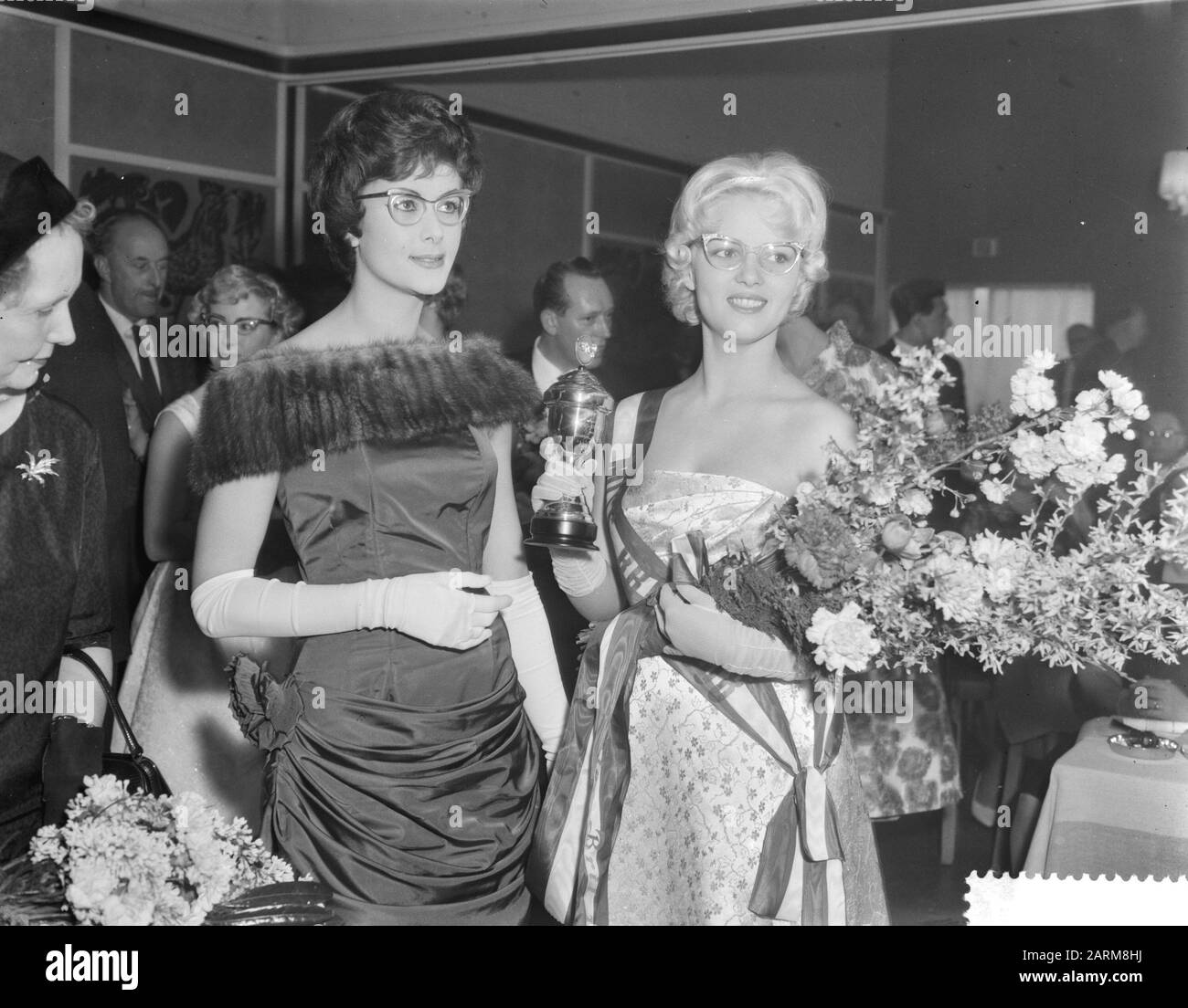 Miss Glassles 1959 Elezione degli occhiali Miss 1959 al Padiglione Apollo di Amsterdam, Miss Glassles 1958 Helena van Dam, destra Miss Glassles 1959 Emmy Meydam Data: 23 Marzo 1959 Ubicazione: Amsterdam, Noord-Holland Parole Chiave: Occhiali, misselections Nome personale: Dam, Helena van, Meydam, Emmie Institution name: Miss Bril Foto Stock