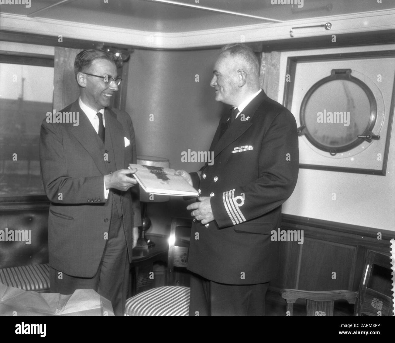 Ricostruito Johan van Oldenbarnevelt va il suo primo viaggio in tutto il mondo. Il sindaco Van Hall offre al capitano P. A. de Groote un libro di Amsterdam con la richiesta di consegnarlo al sindaco di Wellington (Australia) Data: 2 aprile 1959 luogo: Amsterdam Parole Chiave: Sindaci, capitani, navi passeggeri Nome personale: Groote, P.A. de, Hall, G. van Foto Stock