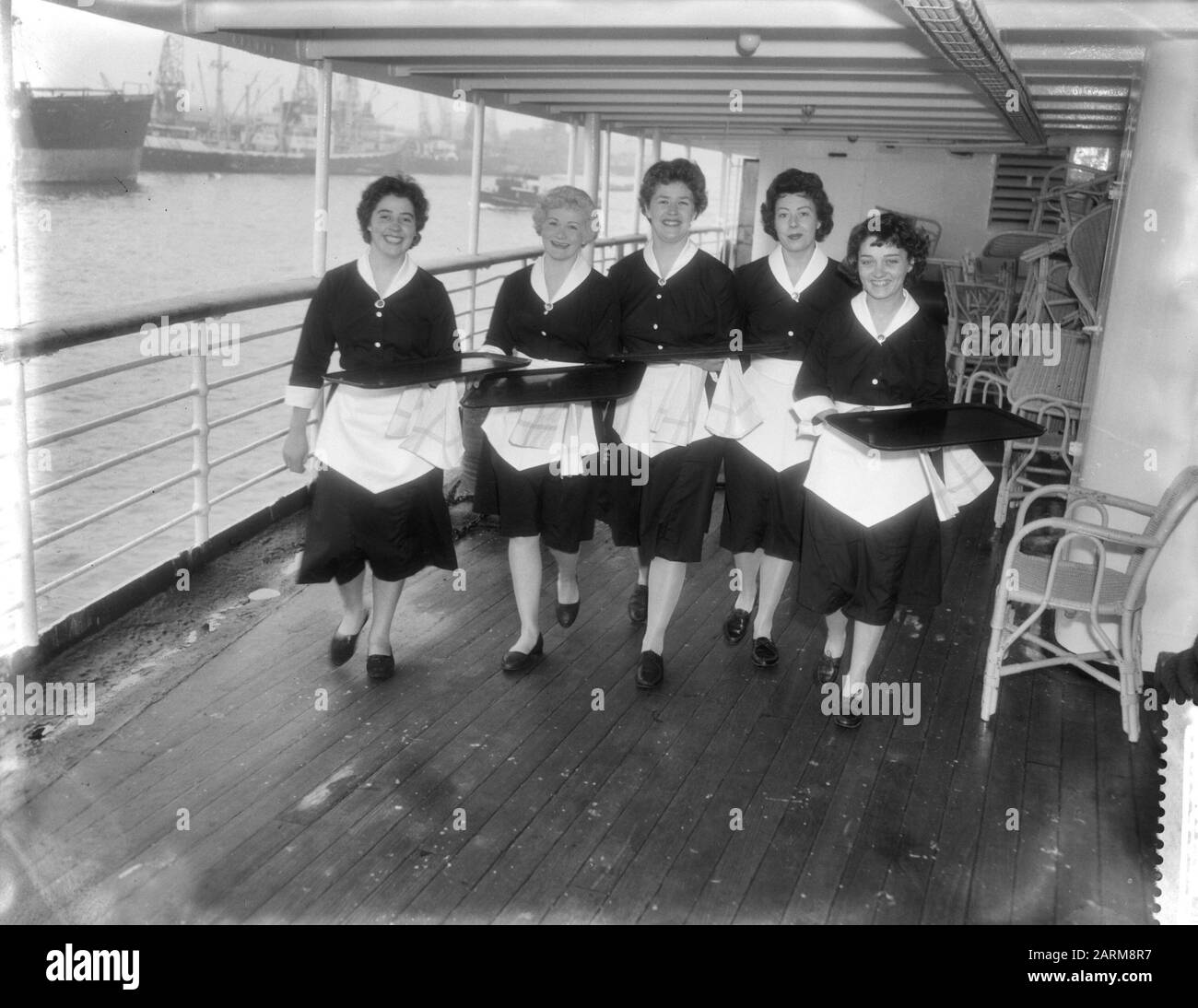 Ricostruito Johan van Oldenbarnevelt ha iniziato il suo primo viaggio in tutto il mondo per la prima volta in barca a vela un certo numero di assistenti di volo Data: 2 aprile 1959 luogo: Amsterdam Parole Chiave: Navi passeggeri, dipendenti Foto Stock