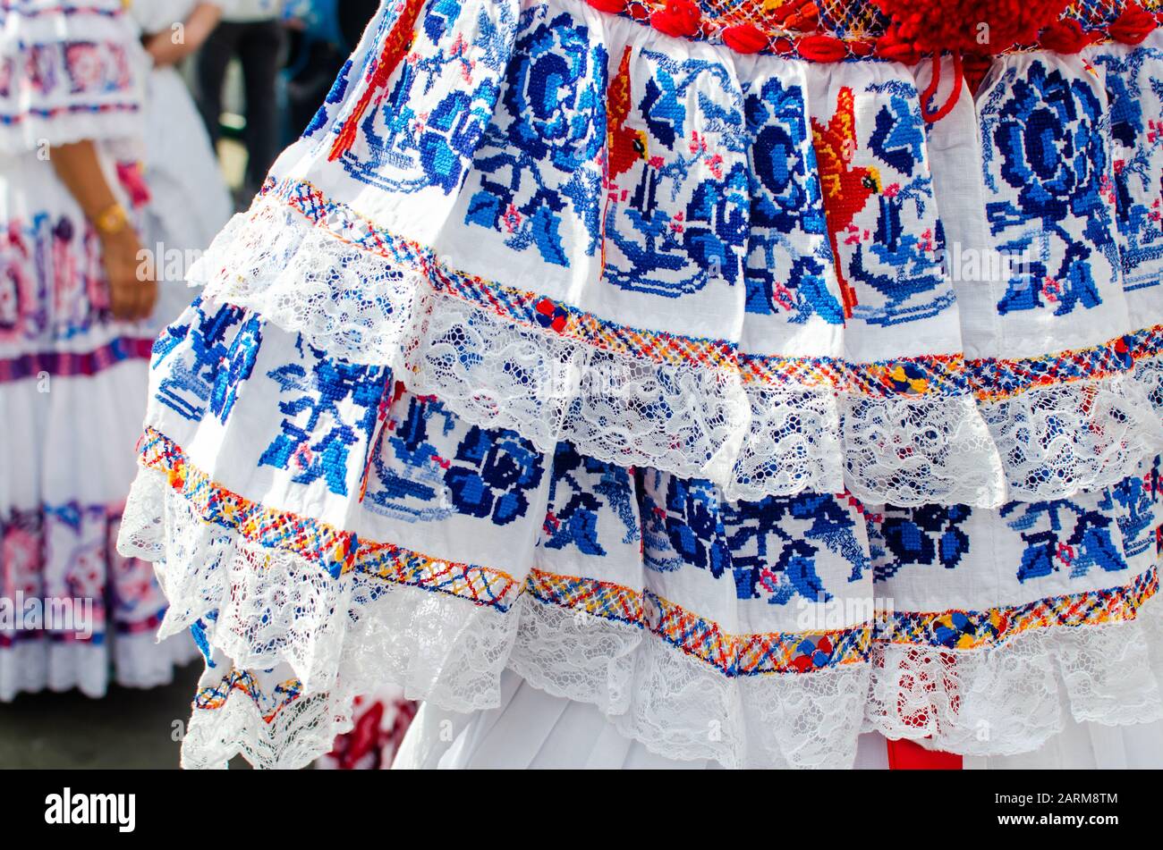 Dettagli del tipico abito panamense noto come pollera. Il modello è tutto a mano utilizzando diverse tecniche di ricamo Foto Stock Dettagli del tipico abito panamense noto come pollera. Il modello è tutto a mano utilizzando diverse tecniche di ricamo Foto Stock