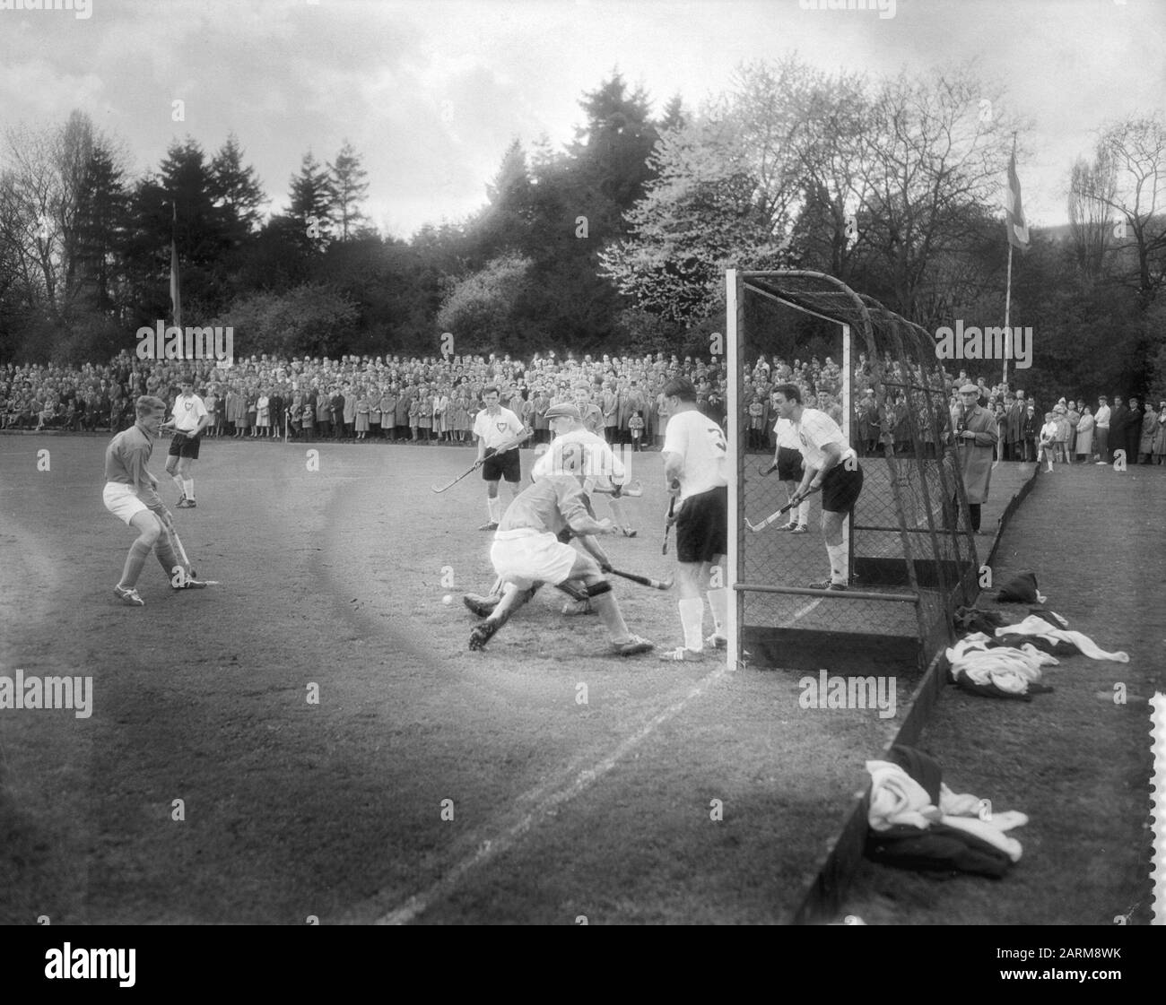 Partita di hockey Germania contro i Paesi Bassi 2-1 ad Essen il primo gol olandese segnato da F. van t Hooft Data: 12 aprile 1959 Foto Stock
