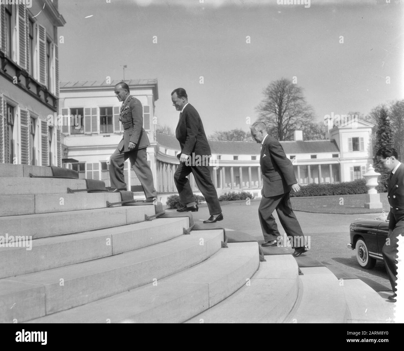 Il sindaco Willy Brandt di Berlino Ovest visita la regina Juliana al Soestdijk Palace Willy Brandt entra nel palazzo. Prima di lui dirige il capo maestro Bischoff van Heemskerck Data: 14 aprile 1959 luogo: Baarn, Utrecht (provincia) Parole Chiave: Sindaci, supremi maestri, palazzi Nome personale: Bischoff van Heemskerck, W.F.K., Brandt, Willy Foto Stock