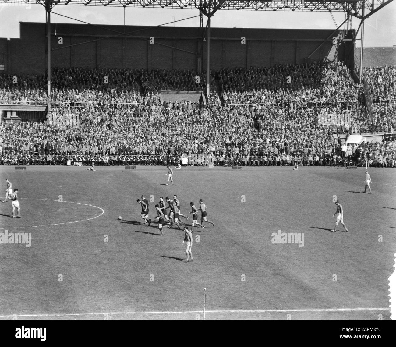 Olanda contro Belgio 2-2 nello stadio olimpico di Amsterdam, rallegrando i belgi dopo il primo obiettivo Data: 19 aprile 1959 Parole Chiave: Sport, calcio Foto Stock