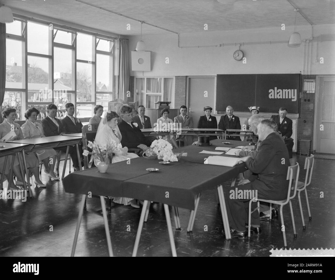 Cerimonia nuziale a Barneveld in una scuola in connessione con il restauro del Consiglio e della Sala delle nozze del Municipio Data: 23 aprile 1959 Foto Stock
