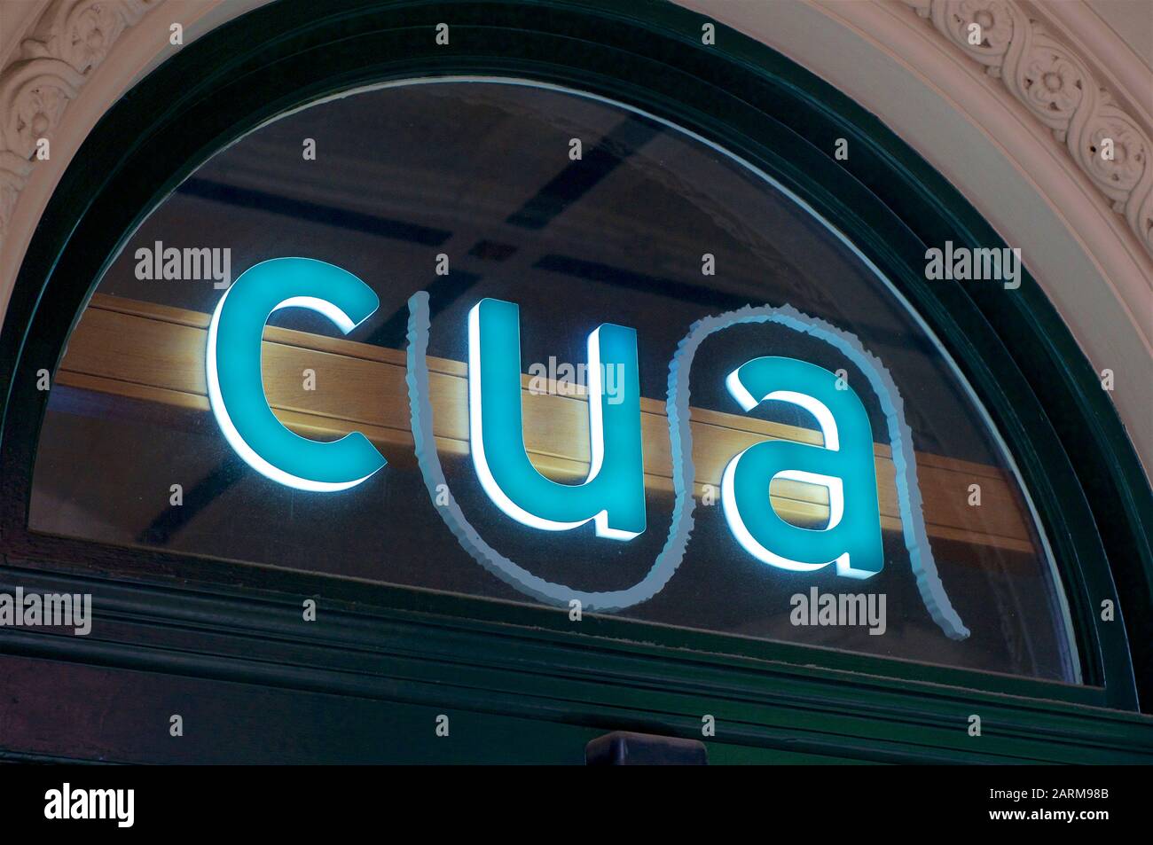 Brisbane, Queensland, Australia - 21st Gennaio 2020 : CUA (Credit Union Australia) segnale bancario appeso di fronte ad un ingresso bancario a Brisbane, Australia Foto Stock