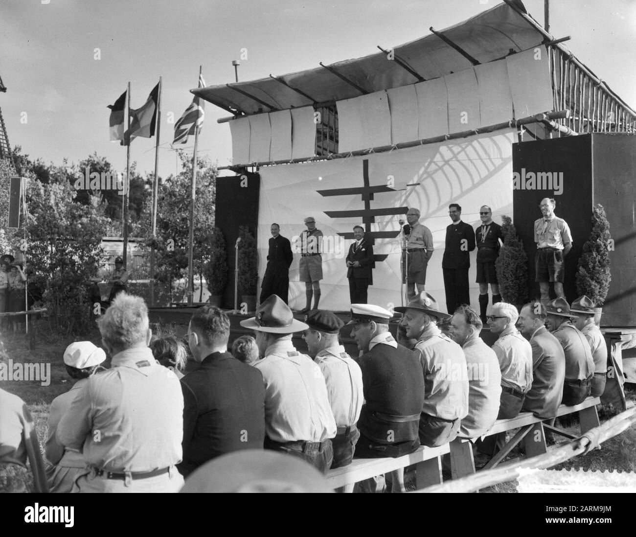 Biennale nazionale Koempoelan a Overasselt vicino a Nijmegen del Movimento cattolico giovanile, durante la parola di apertura dei leader del campo: V.n.r. mr. John Data: 13 Giugno 1959 Foto Stock
