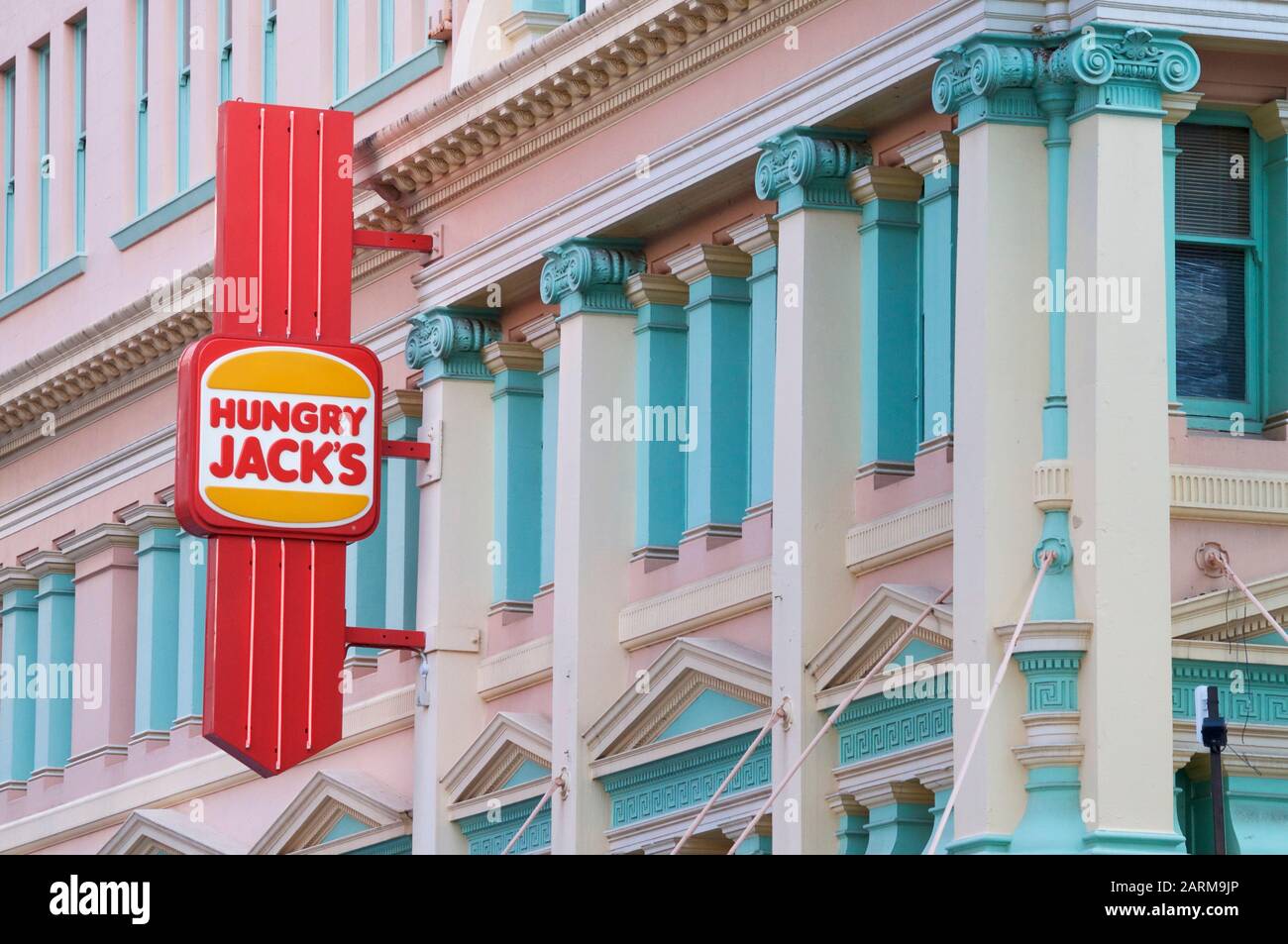 Brisbane, Queensland, Australia - 21st Gennaio 2020 : logo Di Hungry Jack appeso alla facciata del ristorante nel Queenstreet Mall a Brisbane, Au Foto Stock