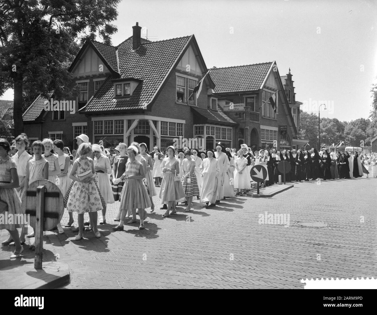 Annuale Sint Jansprocessie a Giugno, panoramica della processione per le strade di Giugno Data: 24 Giugno 1959 Foto Stock