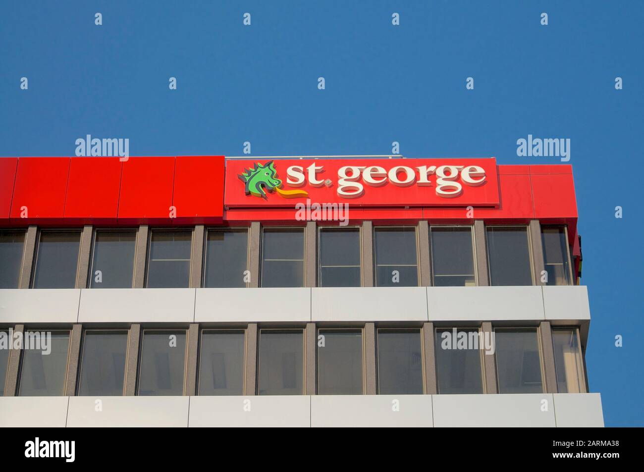 Brisbane, Queensland, Australia - 21st Gennaio 2020 : Vista del cartello della St. George Bank appesa sul tetto dell'edificio della Banca nel Queenstreet Mall in Foto Stock