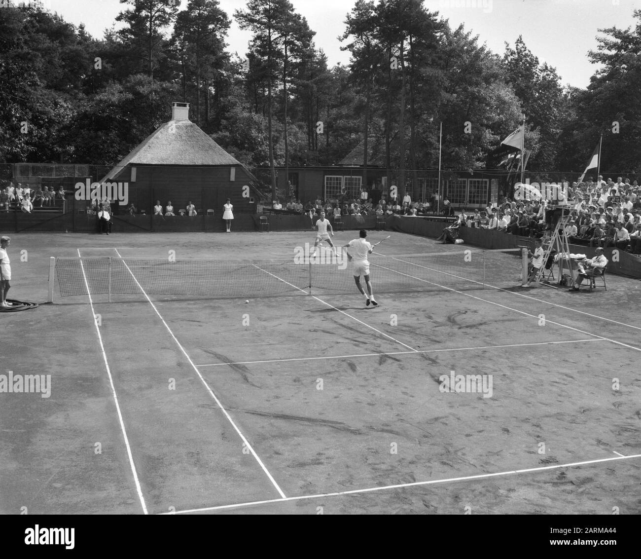 Partite di tennis per la Coupe de Galea a Vught partita tra Gisbert (Sp.) e Leious (Rul.) Data: 19 luglio 1959 Foto Stock
