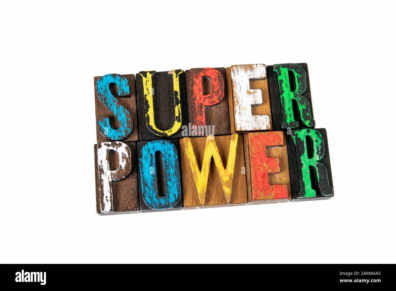 Super Power. Motivazione, leader, vincitore e concetto di business. Lettere di legno colorate su sfondo bianco Foto Stock