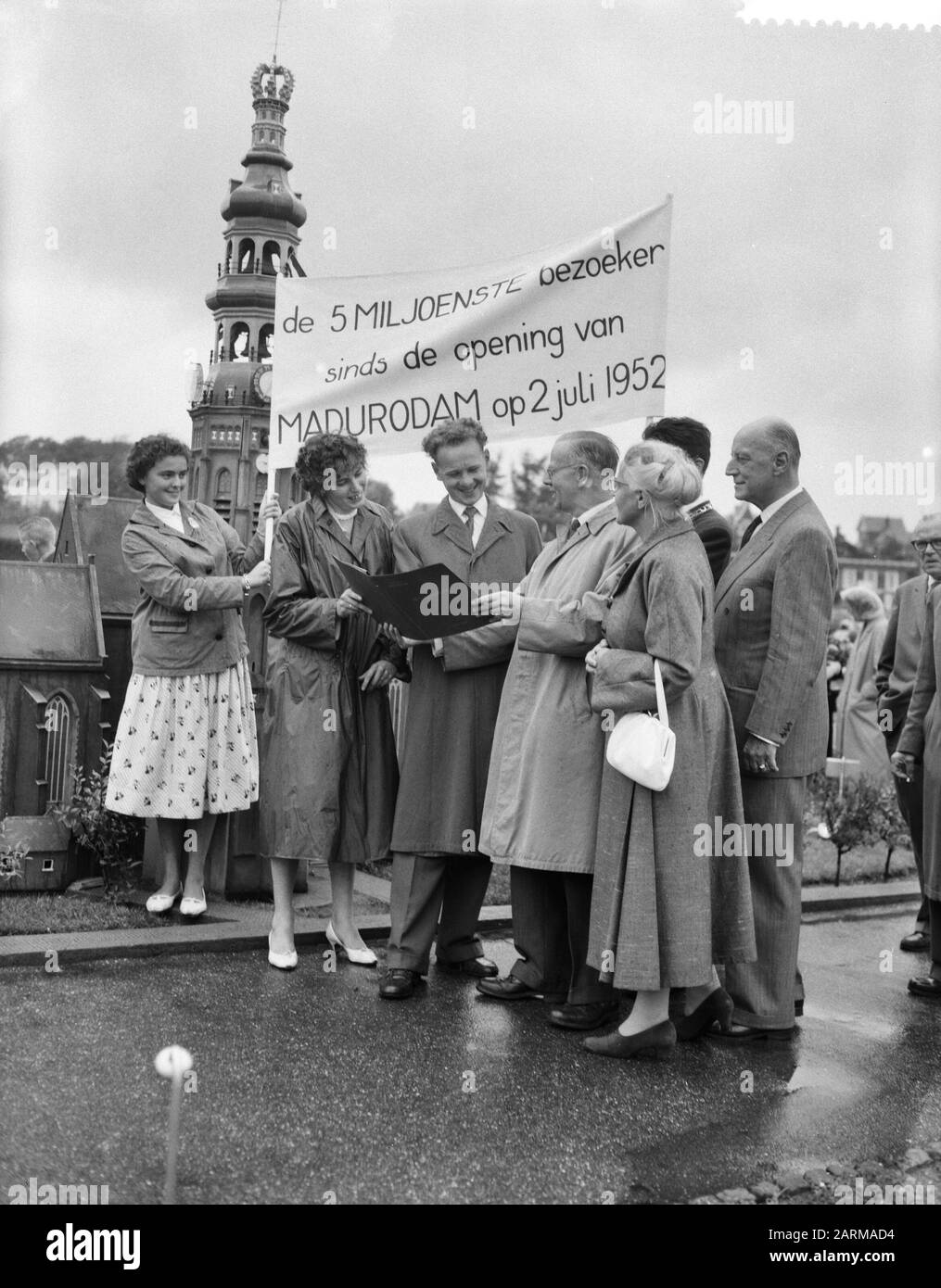 Cinque milionth visitatore per Madurodam. Annotazione: [L'uomo dietro la mappa è H.J. Helder, ha scelto da una lista di doni il ciclomotore. Alla sua sinistra, sua moglie. L'uomo con impermeabile leggero che tiene la mappa è W.P.I. Wilde] Data: 11 agosto 1959 luogo: L'Aia Parole Chiave: Parchi a tema Nome personale: Steerman, H J, Wilde, W.P.I. Foto Stock