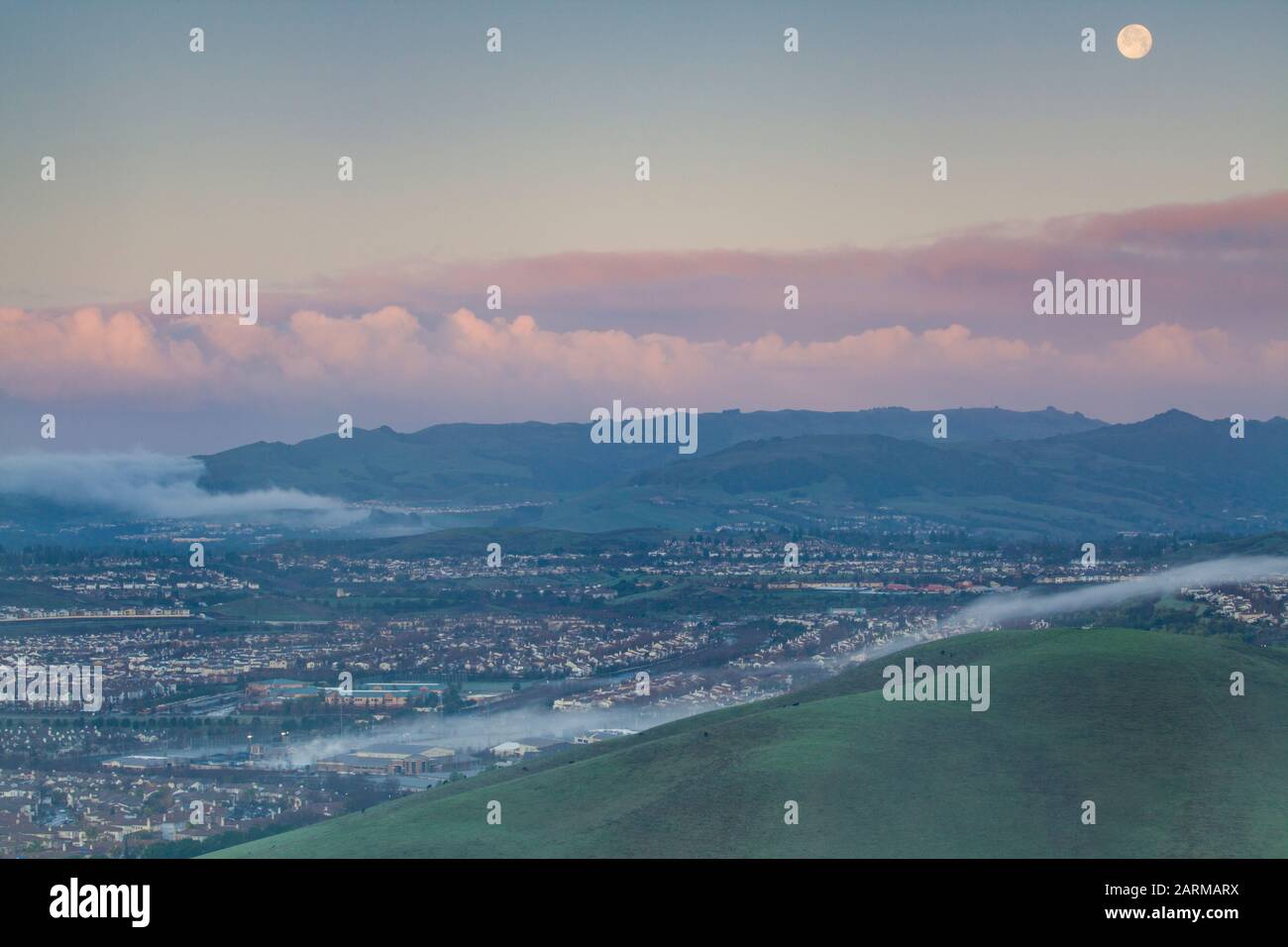 Mattina bassa nebbia a San Ramon in Tri-Valley, California Foto Stock